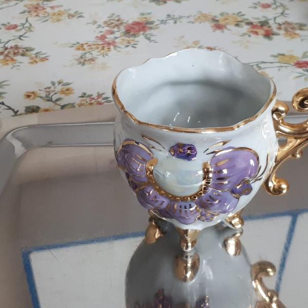 xícara grande porcelana branca e lilás