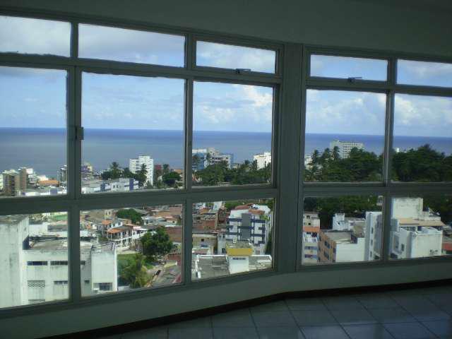 Apartamento três quartos à venda na Barra com vista Mar