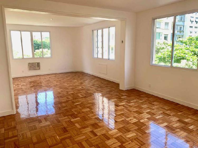 Apartamento à venda com 3 quartos em Copacabana quase