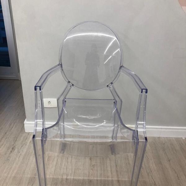 Cadeira em acrílico