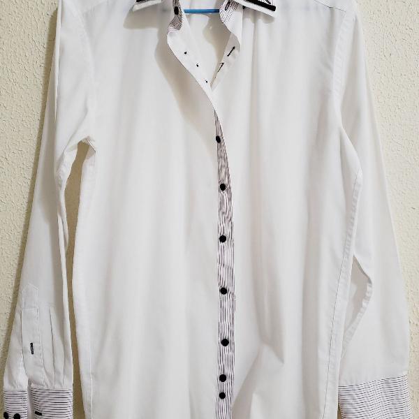 Camisa social branca lindíssima com detalhes finos