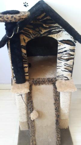 Casa para gatos com arranhador