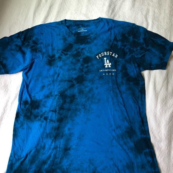 camiseta preta com azul