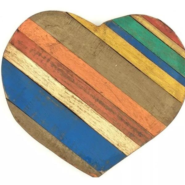 corações decorativos em madeira de demolição