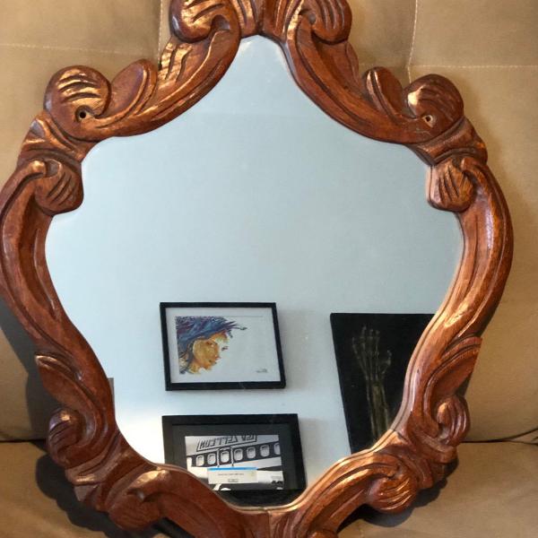 espelho oval entalhado em madeira