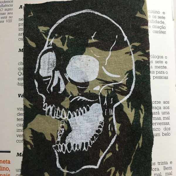 patch caveira em tecido camuflado