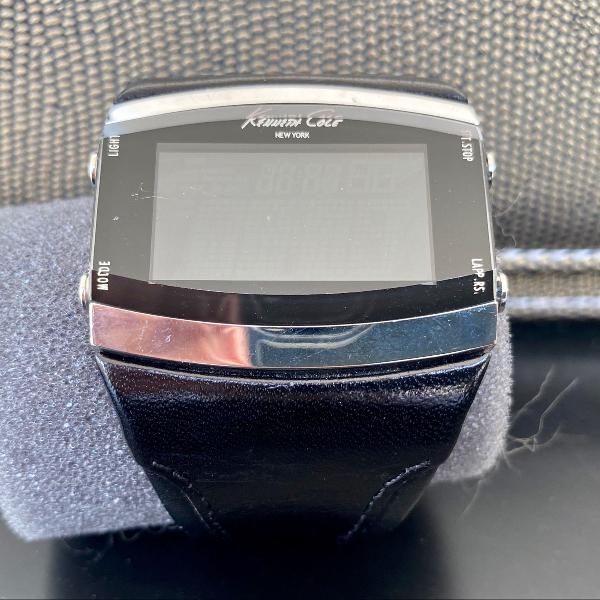 relógio digital kenneth cole com pulseira em couro