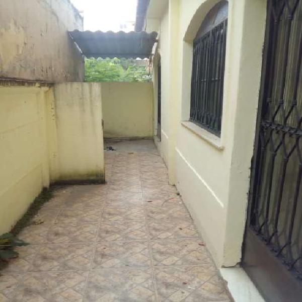 Casa duplex com quintal e terraço