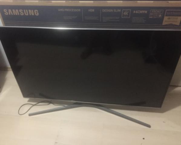 Smart tv Samsung 49 (detalhe na tela)