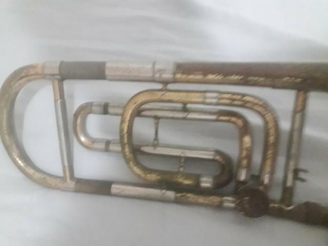 Vendo Trombone de vara por R$200,00 ou troco por alguma