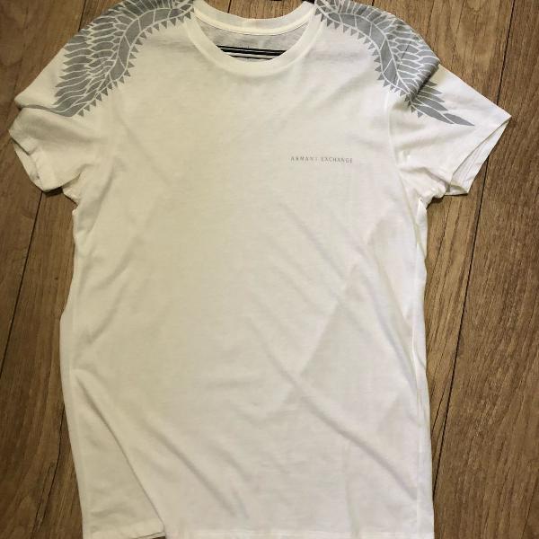 camiseta branca com detalhes em cinza armani