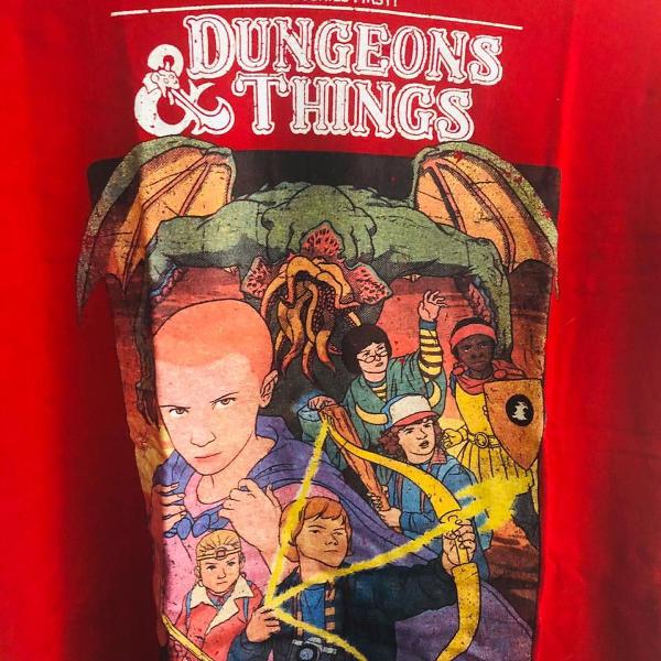 camiseta stranger thing x caverna do dragão