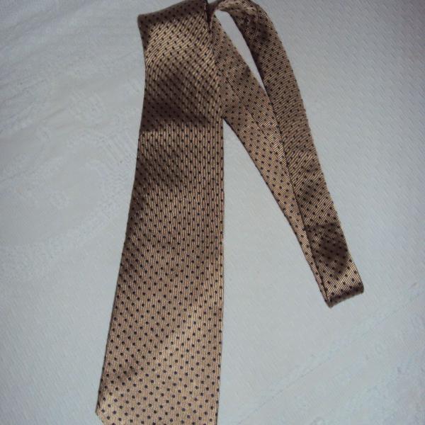 gravata dourada com bolinhas preta napoleone via monte