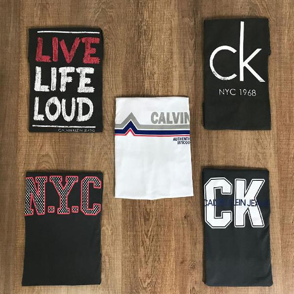 kit com 5 camisetas de várias marcas em promoção