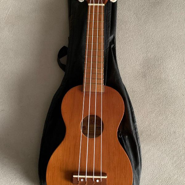 ukulele mahalo soprano com cordas áquila e capa protetora