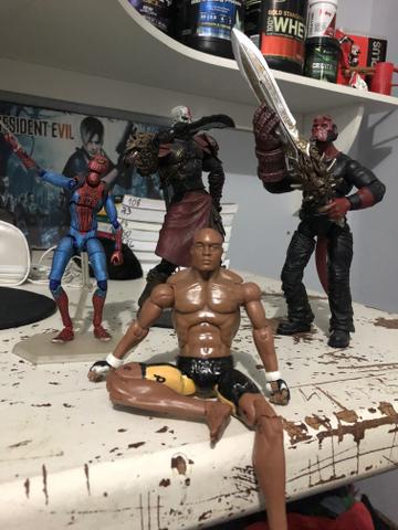 4 bonecos action figure, kratos, homem aranha, hellboy e