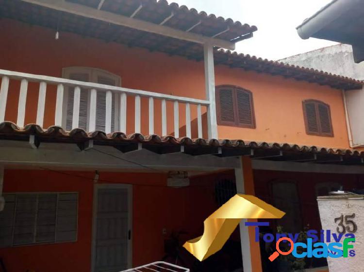 Casa em condomínio de 3 quartos em localização