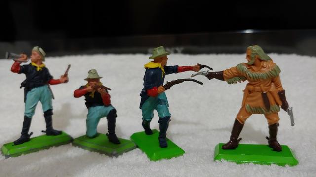 General Custer + 3 soldados 7 Th. Cavalaria Britains Deetail