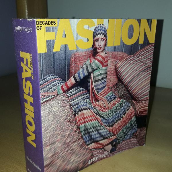 Livro Decades of Fashion