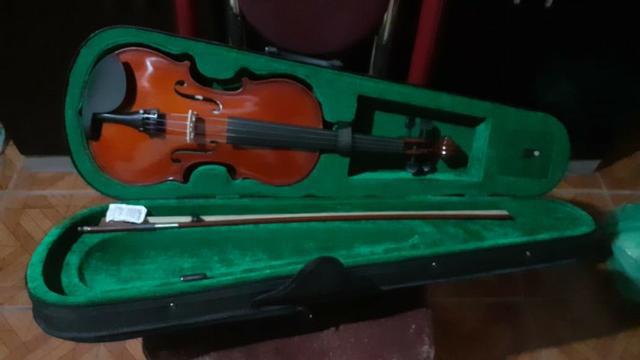 Vendo violino nunca usado. R$ 300,00