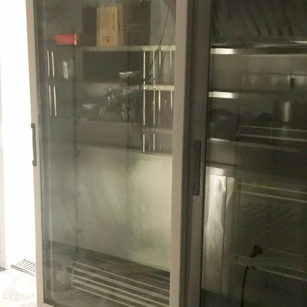 expositor refrigerado vertical metalfrio, 572 litros, porta