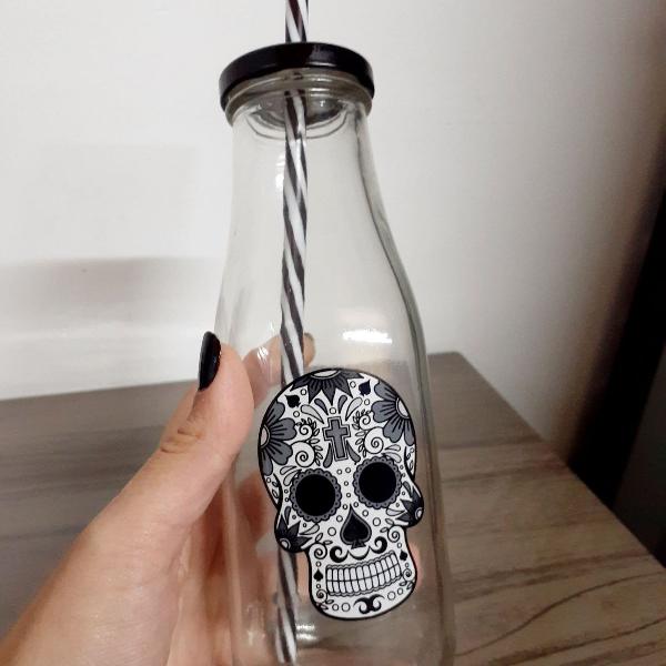 garrafa caveira com canudo