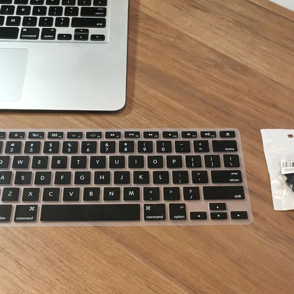 kit proteção mac book air: teclado silicone preto + tampas