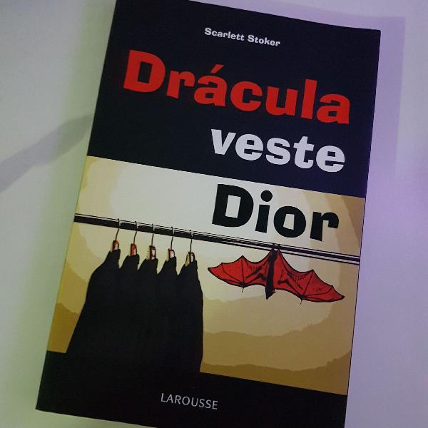 livro dracula veste dior