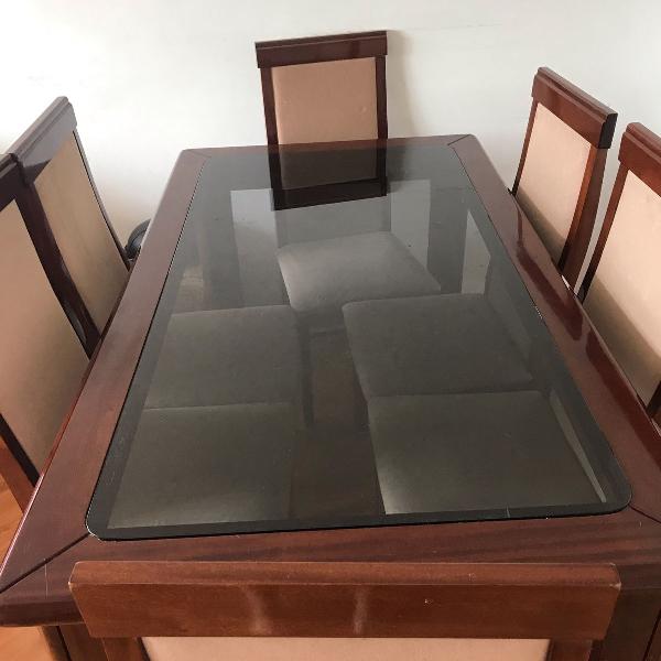 mesa de madeira com tampo de vidro com cadeira de madeira