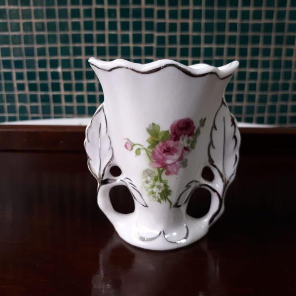 mini vaso de porcelana com flores