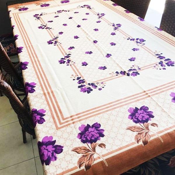 toalha de mesa raner retangular flor roxa (6 lugares)