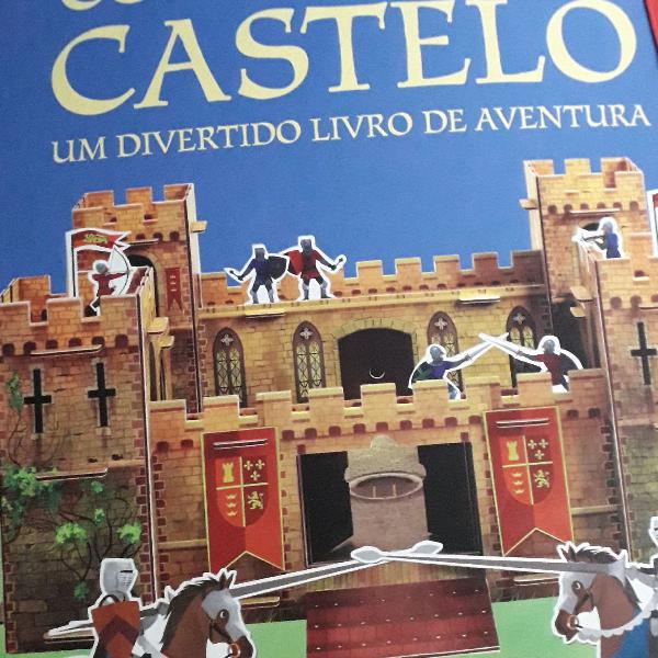 um lindo castelo medieval de brinquedo