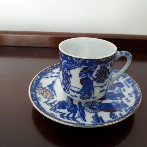 xícara e píres em porcelana (azul; mulhewres japonesas)