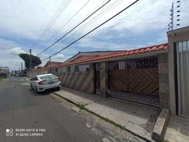 Alugo casa no Parque Dez próximo ao Banco do Brasil