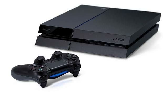 PS4 500Gb - 2 controles - 1 jogo (disco)