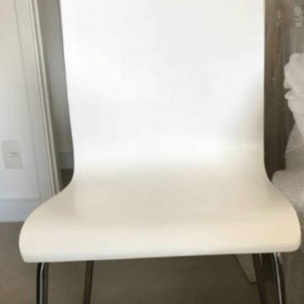 cadeiras brancas