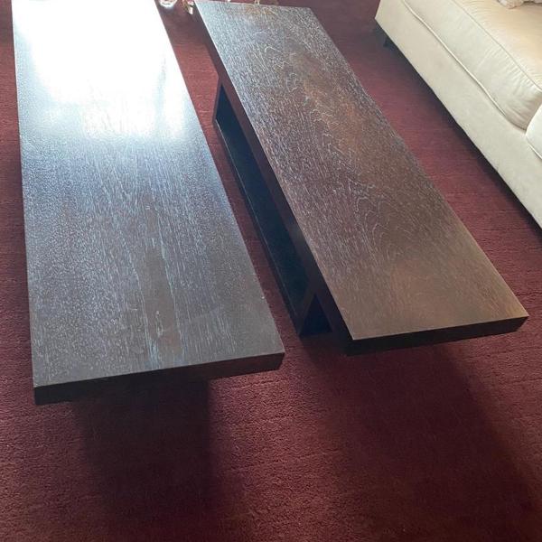 conjunto de duas mesas de centro em madeira