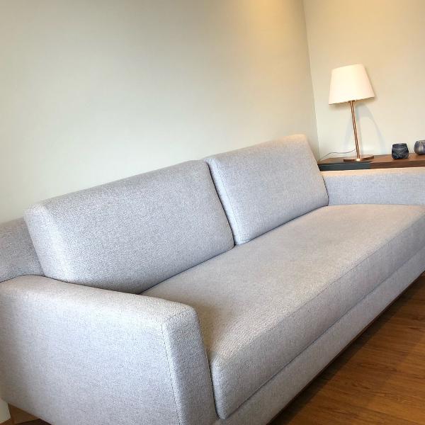 sofá da marca líder semi novo (menos de um ano de uso)