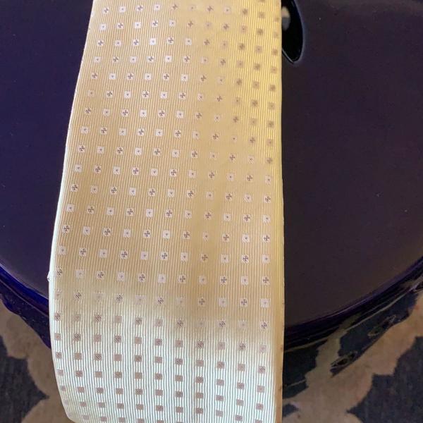 vem de gravata amarela