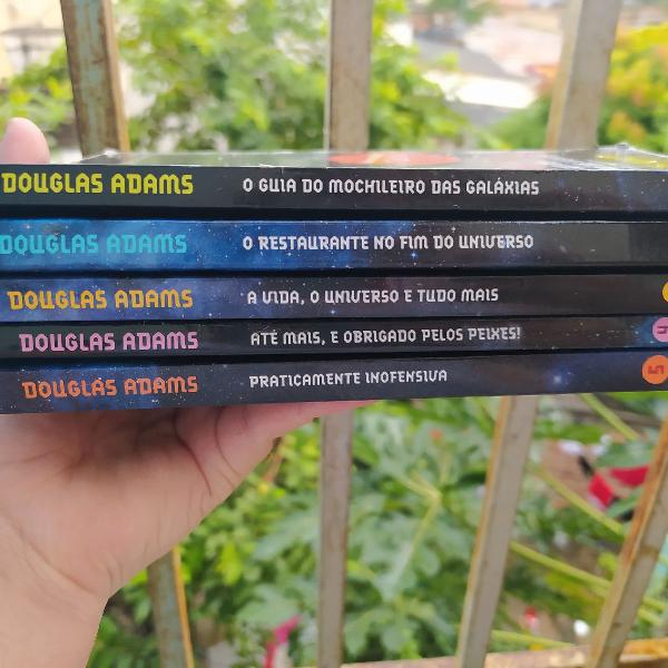 5 livros do box "o guia do mochileiro das galáxias"