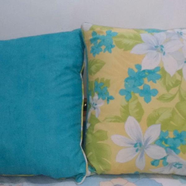 Almofadas azulzinhas e estampadinhas