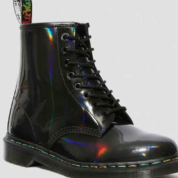 Bota dr martens versão holográfica arco-íris