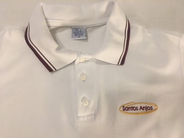 Camiseta branca manga curta, uniforme dos Santos Anjos