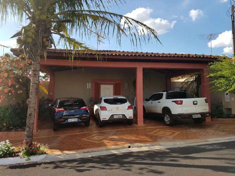 Casa de condomínio para venda tem 276 metros quadrados com