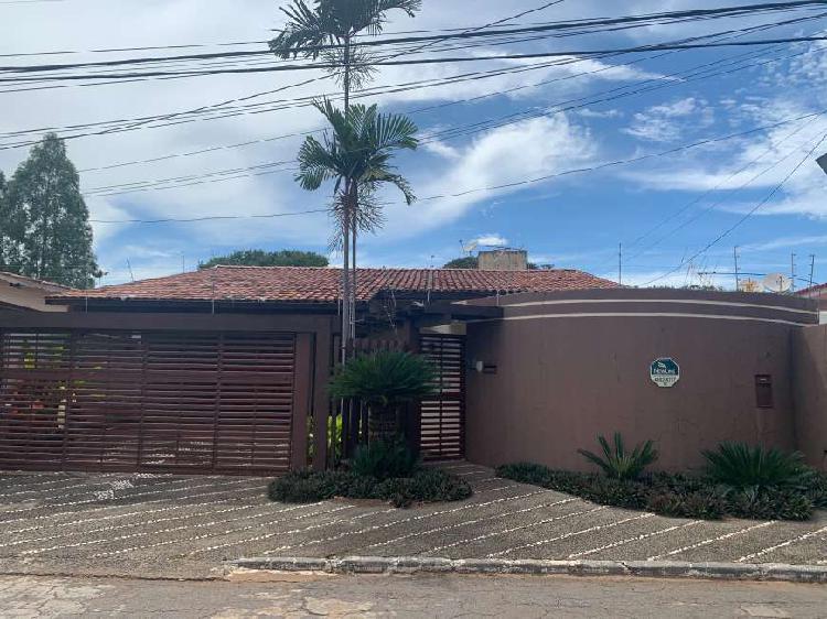 Casa para venda com 377 metros quadrados com 4 quartos em