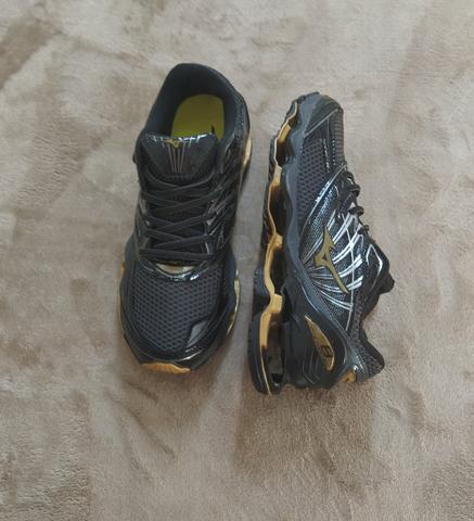 Entrega grátis (saldão mizuno prophecy8 black gold)