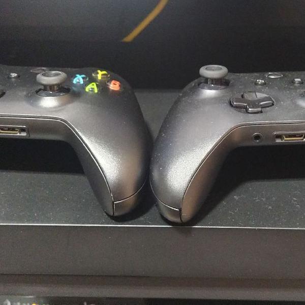 Microsoft Xbox One X com 2 controles.