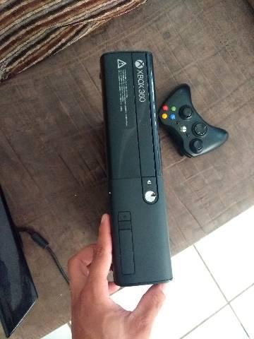 Xbox 360 com Kinect e um controle travado