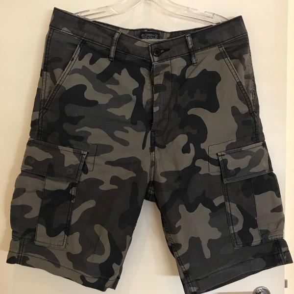 bermuda cargo camuflada levis