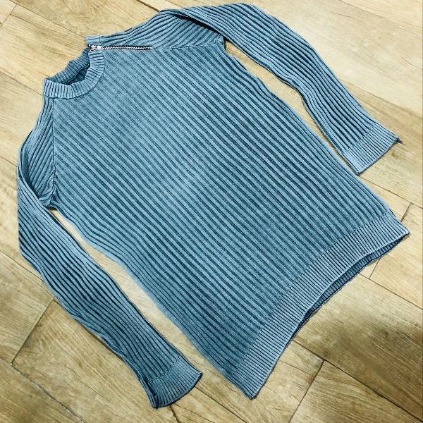 blusa de lã azul clara